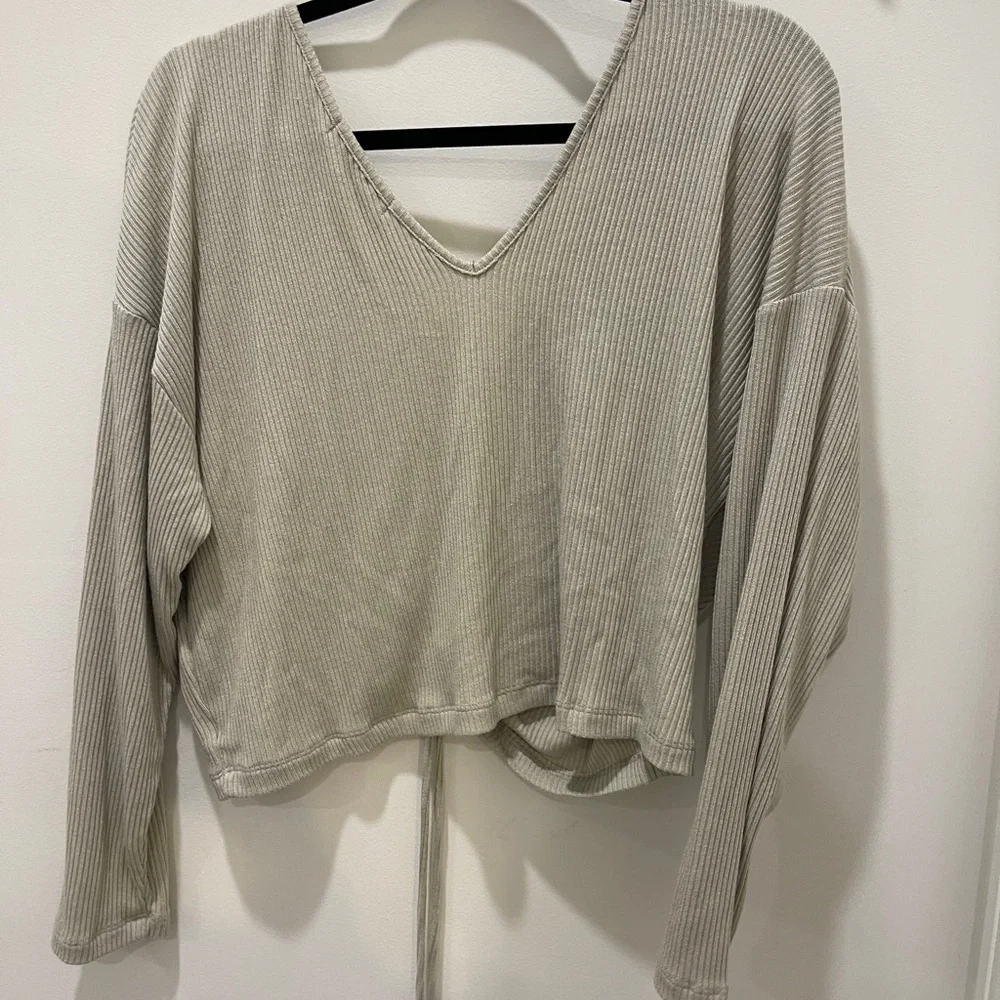 Women's Ribbed V-Neck Ruched Top - Picture 2 of 2